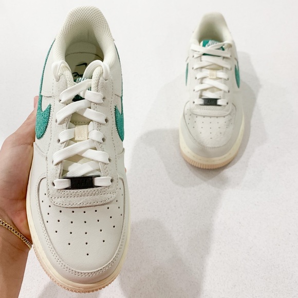 ๐ฐ๐ฅ๐ New Nike Air Force 1 Low Grey Green Sneakers - Picture 2 of 3